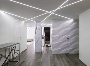 Світлові лінії у коридорі