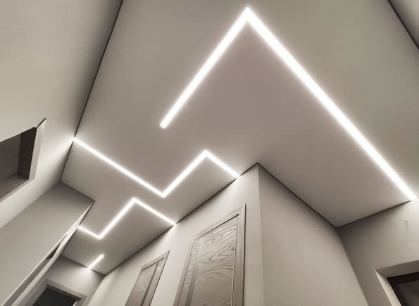 Фото стель натяжних в коридорі